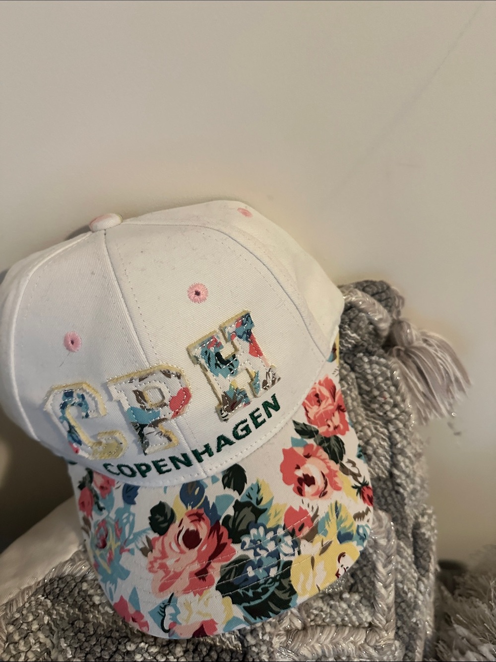 Royal Copenhagen White Floral-Brim Baseball Cap .